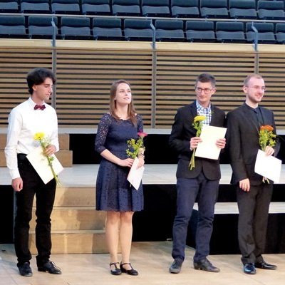 Mehrere Personen stehen nebeneinander