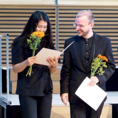 Preisträger eine Frau und zwei Männer