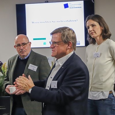 Personen in einer Präsentation, eine redet andere hören zu