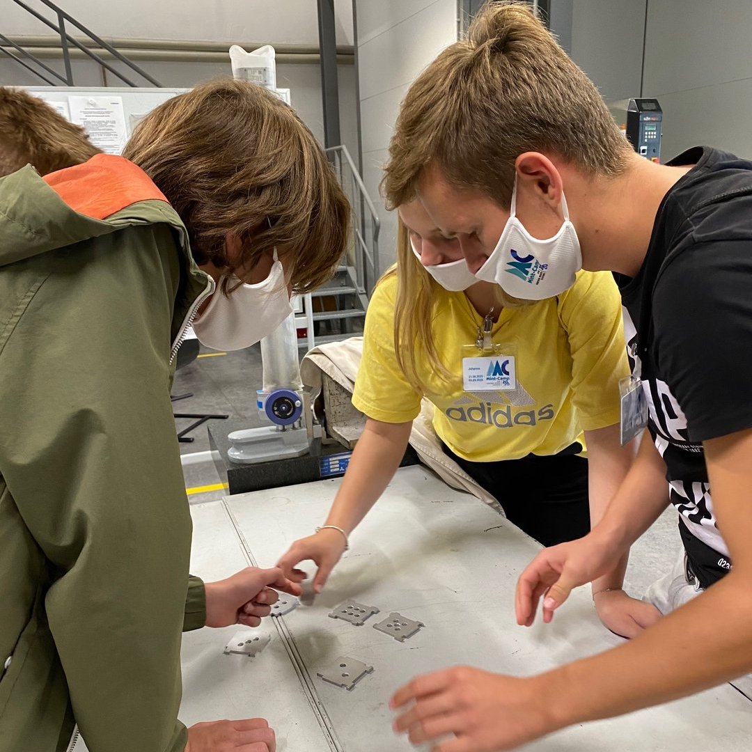 Jugendlich in einer Werkstatt