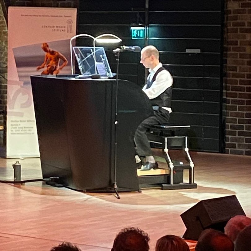 Eine männliche Person spielt Klavier