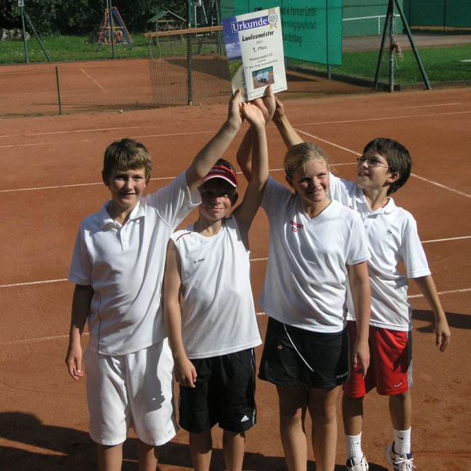 Übergabe der Förderung, vier Kinder halten ihre Urkunde in die Höhe